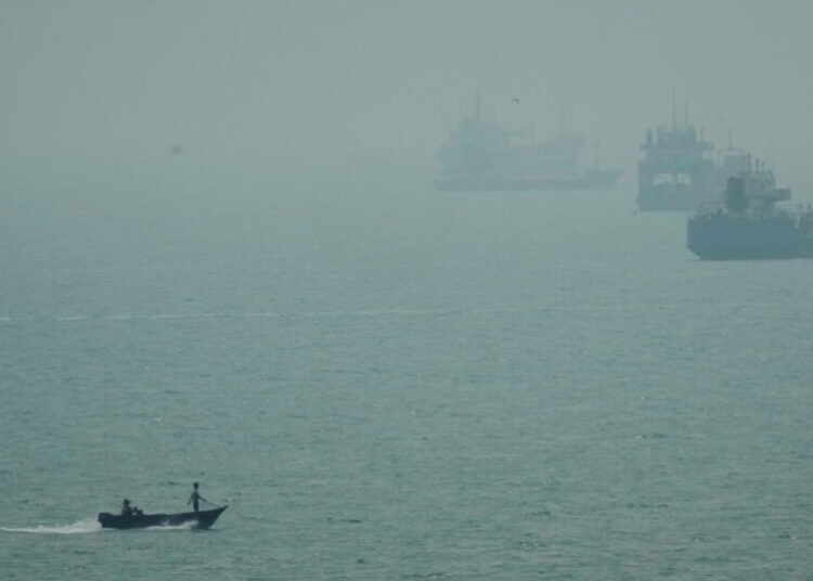 U.S. strikes Iranian tankers after more attempted missile attacks on Navy warship