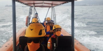 Indonesia searches for 8 missing at sea near Anak Krakatau volcano