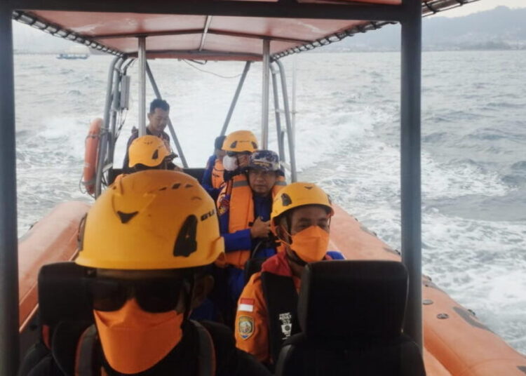 Indonesia searches for 8 missing at sea near Anak Krakatau volcano