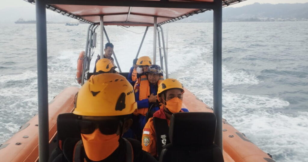 Indonesia searches for 8 missing at sea near Anak Krakatau volcano
