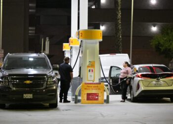 Oil’s rise past $100 per barrel deepens GOP’s midterm challenge