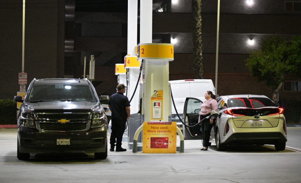 Oil’s rise past $100 per barrel deepens GOP’s midterm challenge