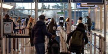 TSA to allow gate access without tickets at some airports