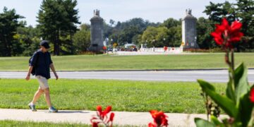 Trump officials expect final approval of massive arch in November