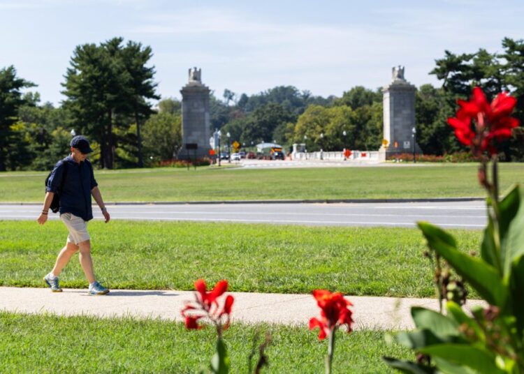 Trump officials expect final approval of massive arch in November