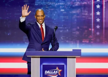 Scott Turner turns heads with ‘bizarre’ hand gesture at Trump’s Dallas convention
