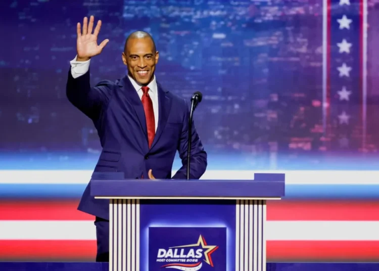Scott Turner turns heads with ‘bizarre’ hand gesture at Trump’s Dallas convention