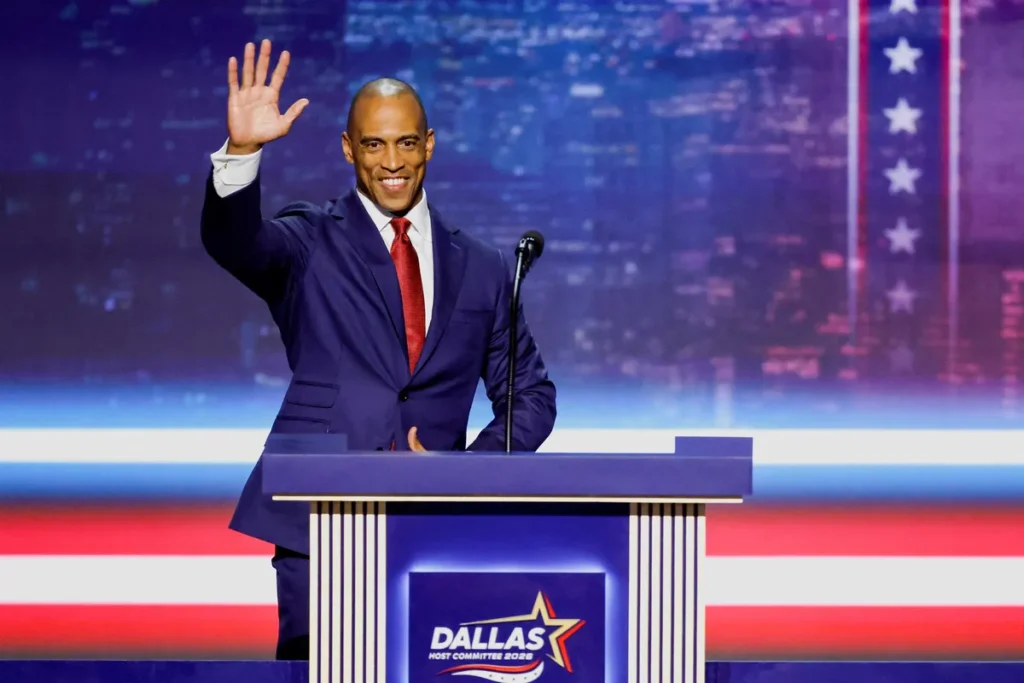 Scott Turner turns heads with ‘bizarre’ hand gesture at Trump’s Dallas convention