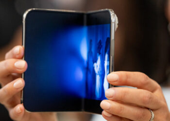 Foldable Phones Are Unpopular. Why Is Apple Selling One?