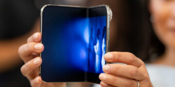 Foldable Phones Are Unpopular. Why Is Apple Selling One?