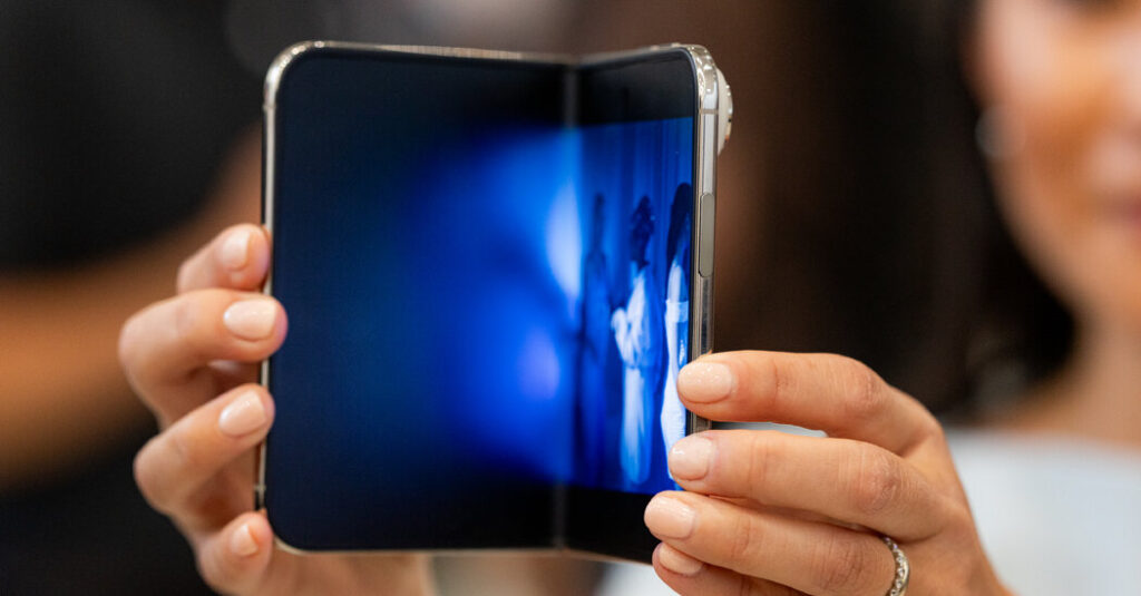 Foldable Phones Are Unpopular. Why Is Apple Selling One?