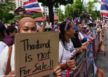 Hundreds rally at Israeli embassy in Bangkok to demand foreigners respect Thai laws