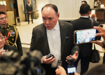 Philippines defense minister reads private note from China to live audience