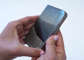 Glass Thinner Than a Human Hair: How the New iPhone Bends but Doesn’t Break
