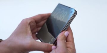 Glass Thinner Than a Human Hair: How the New iPhone Bends but Doesn’t Break