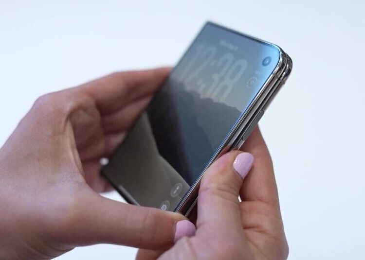 Glass Thinner Than a Human Hair: How the New iPhone Bends but Doesn’t Break