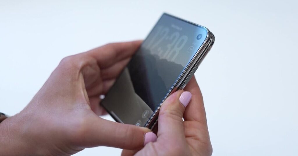 Glass Thinner Than a Human Hair: How the New iPhone Bends but Doesn’t Break