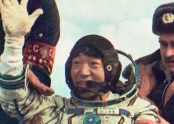 Toyohiro Akiyama, Japan’s Chain-Smoking ‘Space Antihero,’ Dies at 84