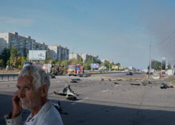 8 killed in Russian strikes on Ukraine as Putin warns Europe against sending troops