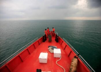 Search underway for Indonesian passenger ship carrying more than 240 people after it loses contact