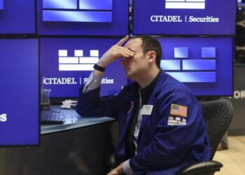 Stocks are in a late-stage bubble and poised to crash 21% next year, while Treasury yields above 5% will signal a new era of tight money, analysts say