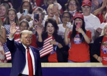 Damning tell spotted in who Trump is now deliberately placing behind him: insider memo