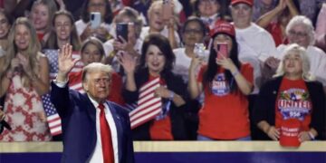 Damning tell spotted in who Trump is now deliberately placing behind him: insider memo