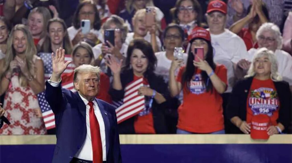 Damning tell spotted in who Trump is now deliberately placing behind him: insider memo