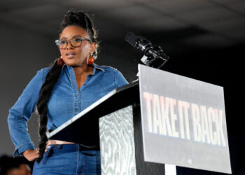 Rep. Jasmine Crockett honors Chris Brown at concert, drawing backlash