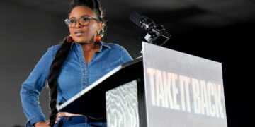 Rep. Jasmine Crockett honors Chris Brown at concert, drawing backlash