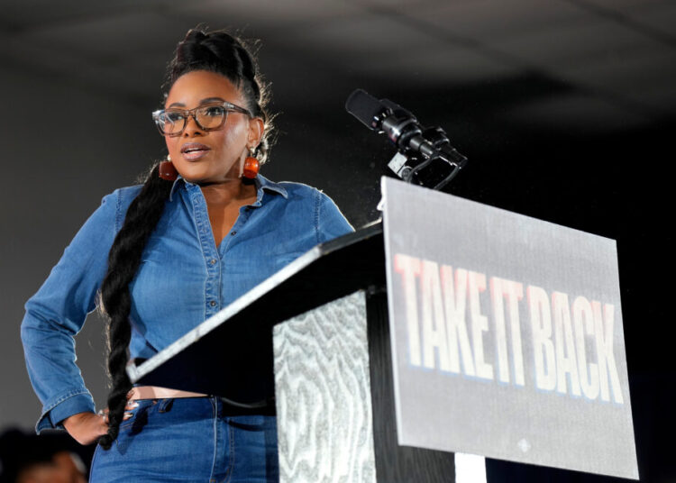 Rep. Jasmine Crockett honors Chris Brown at concert, drawing backlash
