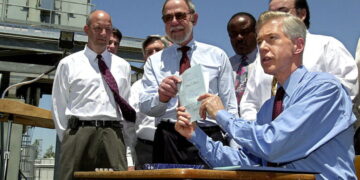 Byron Sher, an uncomfortable politician who left an indelible mark on California’s environment, dies at 98