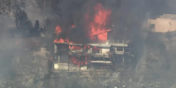 Brush fire triggers evacuation warnings in La Habra Heights as flames threaten structures