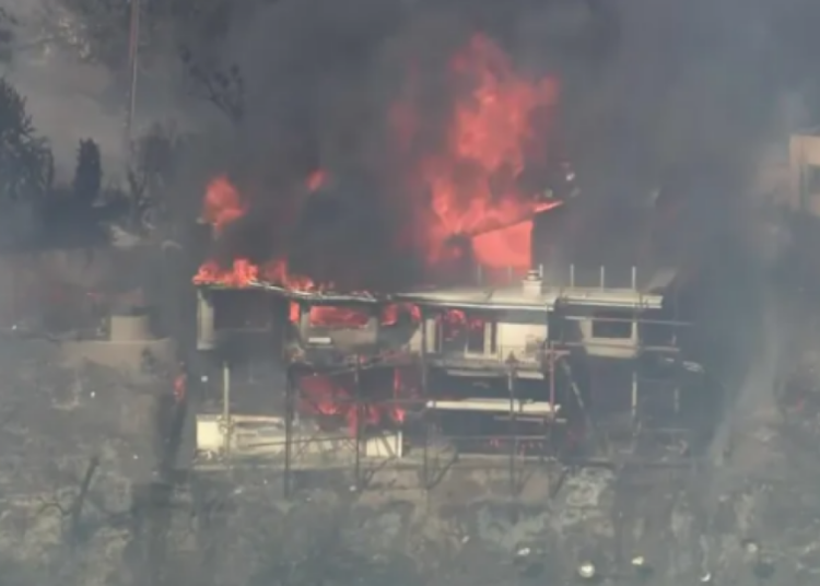 Brush fire triggers evacuation warnings in La Habra Heights as flames threaten structures