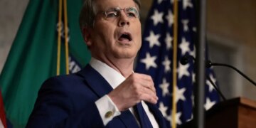 Bessent strikes high-roller pose as central banks quietly cash out: analysis