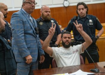 Jew-hating attacker flashes wild ‘victory sign’ after NYC judge hands him light sentence for antisemetic assault