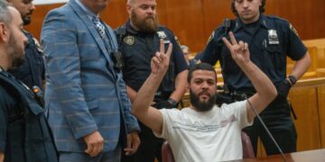 Jew-hating attacker flashes wild ‘victory sign’ after NYC judge hands him light sentence for antisemetic assault