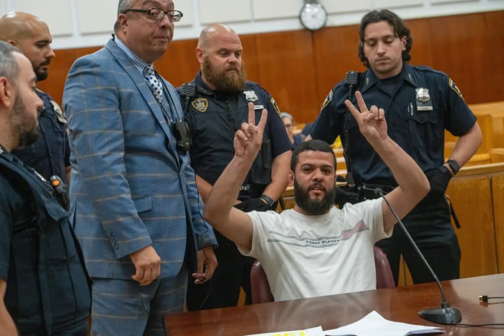 Jew-hating attacker flashes wild ‘victory sign’ after NYC judge hands him light sentence for antisemetic assault