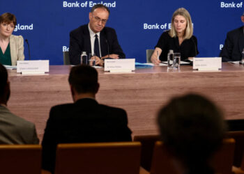 Bank of England Holds Rates Steady but Warns of Inflation Pressures