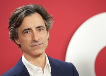 Noah Baumbach Leaves Netflix for Warner Bros. in First Look Deal, New Movie to Be Released by Clockwork