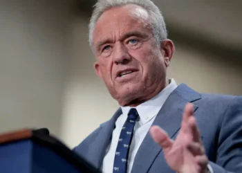 RFK Jr.’s keynote thoroughly derailed by ‘disobedient’ desk lamp: ‘I need some help’
