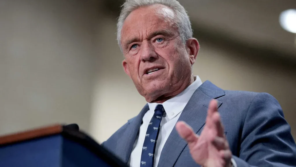 RFK Jr.’s keynote thoroughly derailed by ‘disobedient’ desk lamp: ‘I need some help’