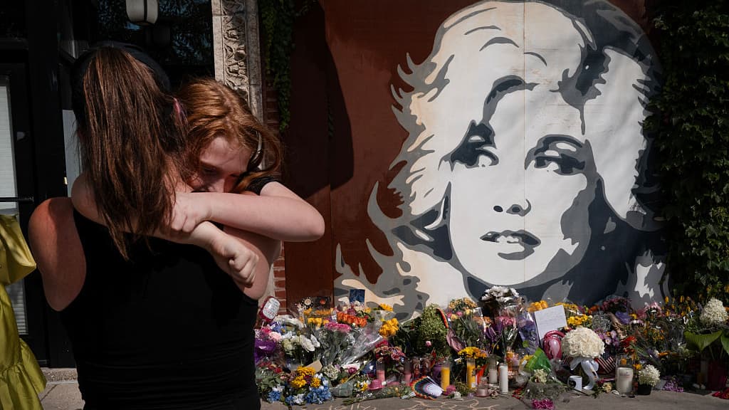 Dolly Parton, Gloria Steinem, and Why Grieving a Celebrity Feels So Personal