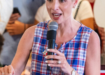 A Republican ‘Minivan-Driving Mom’ Swerves Away From the Trump Brand