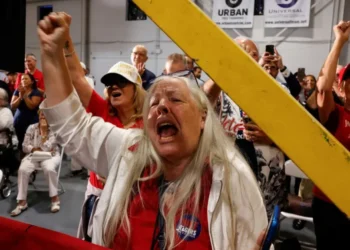MAGA candidate squirms as red state crowd pushes him to split with Trump
