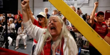 MAGA candidate squirms as red state crowd pushes him to split with Trump