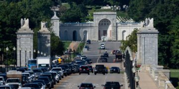 Arch needs ‘eternal flame’ to alert pilots, but would pose no hazard, FAA says