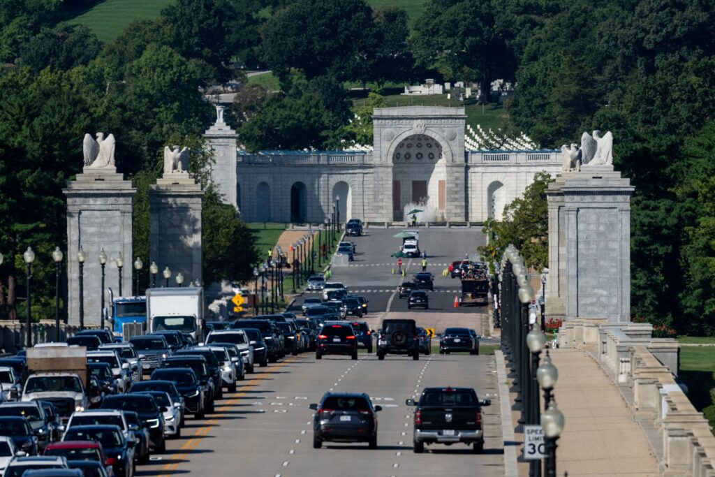 Arch needs ‘eternal flame’ to alert pilots, but would pose no hazard, FAA says