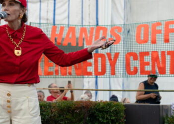 Thousands join protest outside Kennedy Center, expressing concern that Trump might tear it down