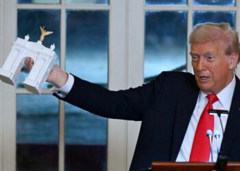 Build columns, not Trump’s arch, D.C. official tells administration